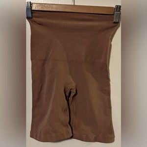 SKIMS Seamless Sculpt Sculpting Thigh Shorts NWOT S/M